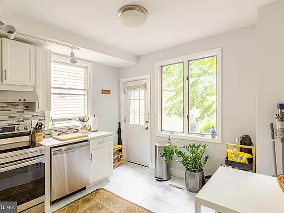 5th image of 152 Mercer St