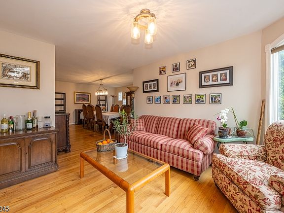 4th image of 35 Turnberry Rd