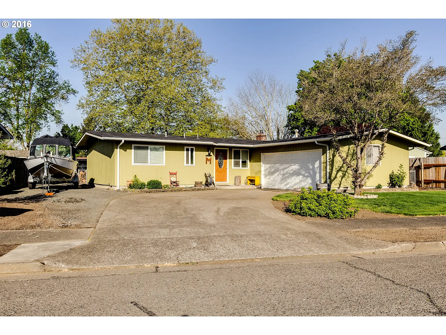 1094 Surrey Ln photo 1