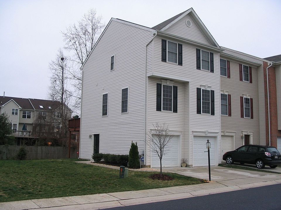 End unit TH w/ 2 car garage