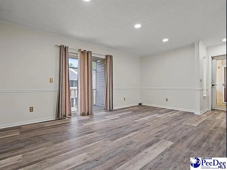 701 Coventry Ln — Photo 3