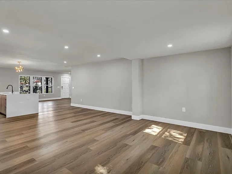 525 Lamara Way NE — Photo 32