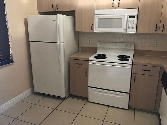 2nd image of 2015 Laura Ln APT B