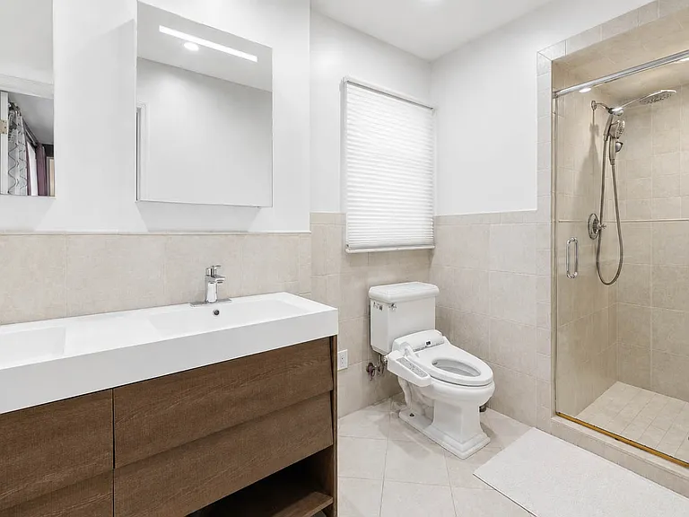 primary bedroom en-suite bathroom, virtually enhanced.