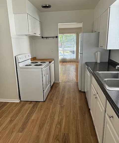 1377 Chapin Ave — Photo 7