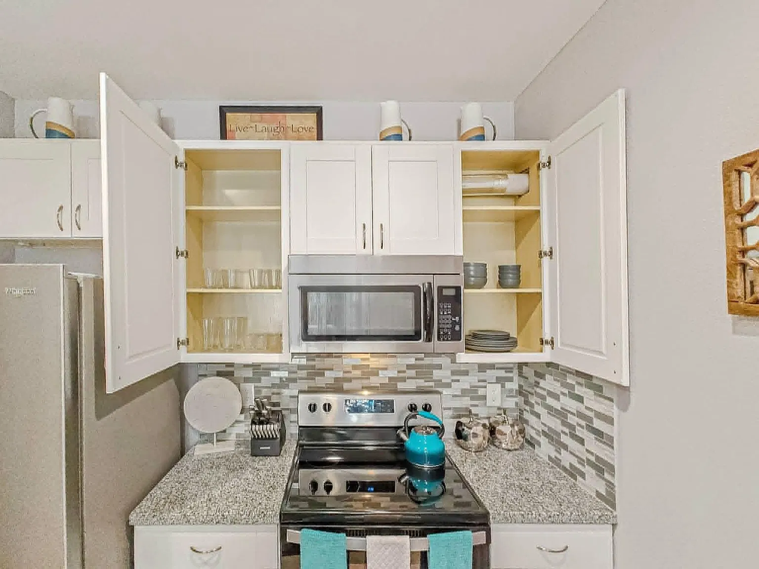 3 bed, 2.0 bath, 1090 sqft, $1,300 — Photo 2