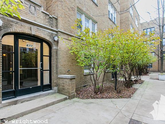 2nd image of 679 W Wrightwood Ave #527