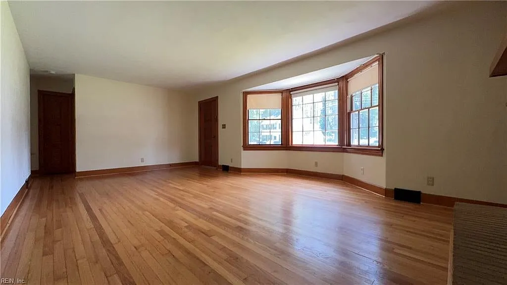 3 bed, 1.5 bath, 1411 sqft, $2,100 — Photo 3