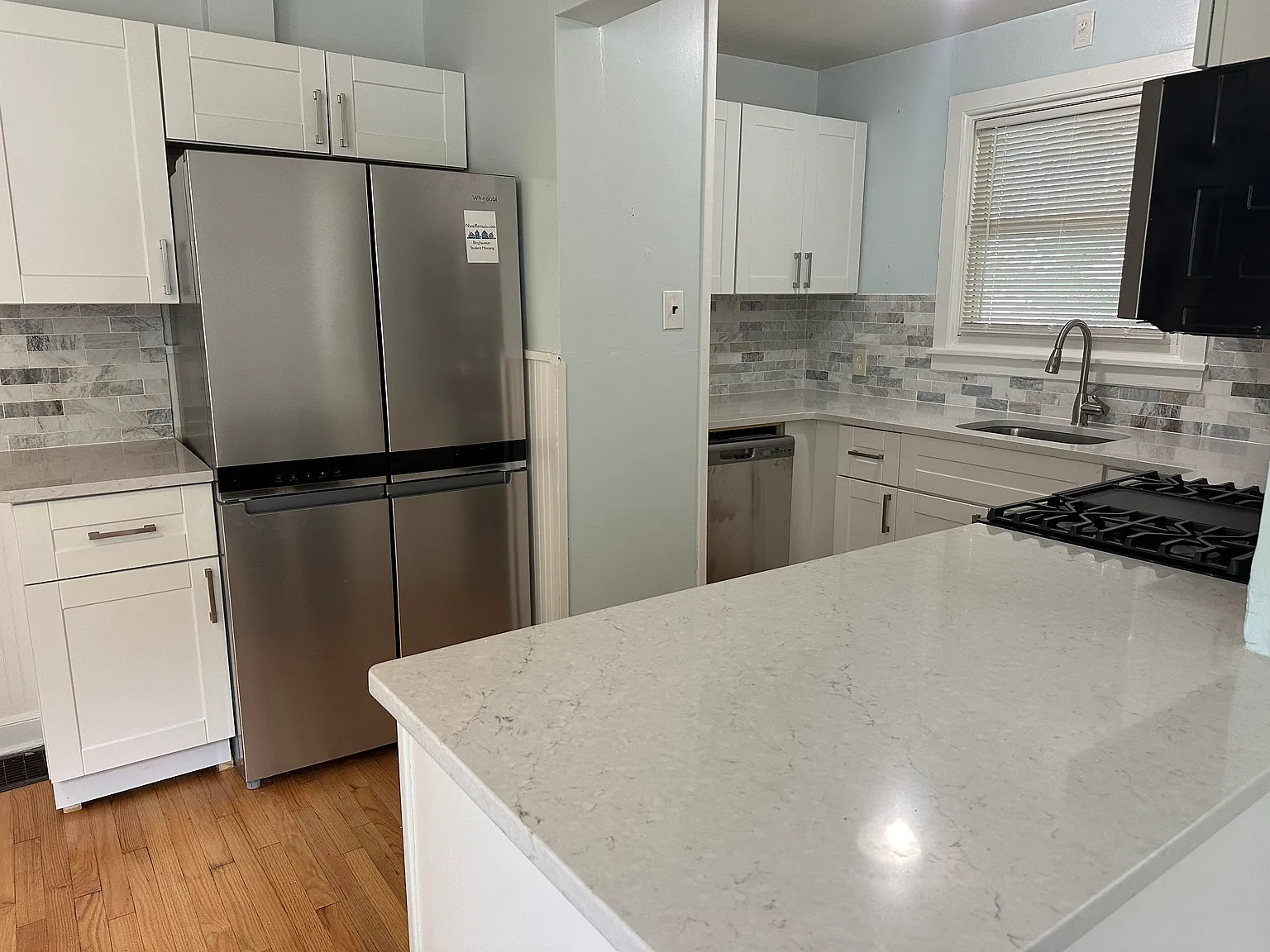 6 bed, 2354 sqft, $4,470 — Photo 2