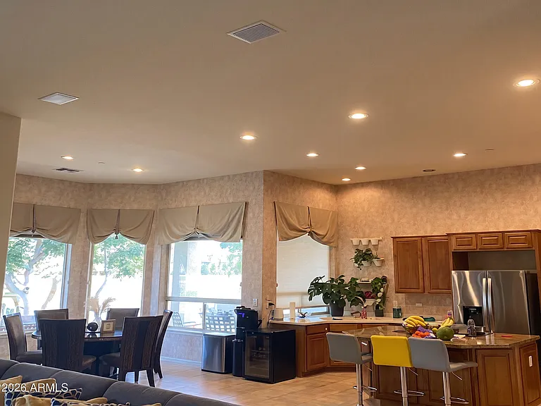 1081 N Brandon Dr — Photo 2