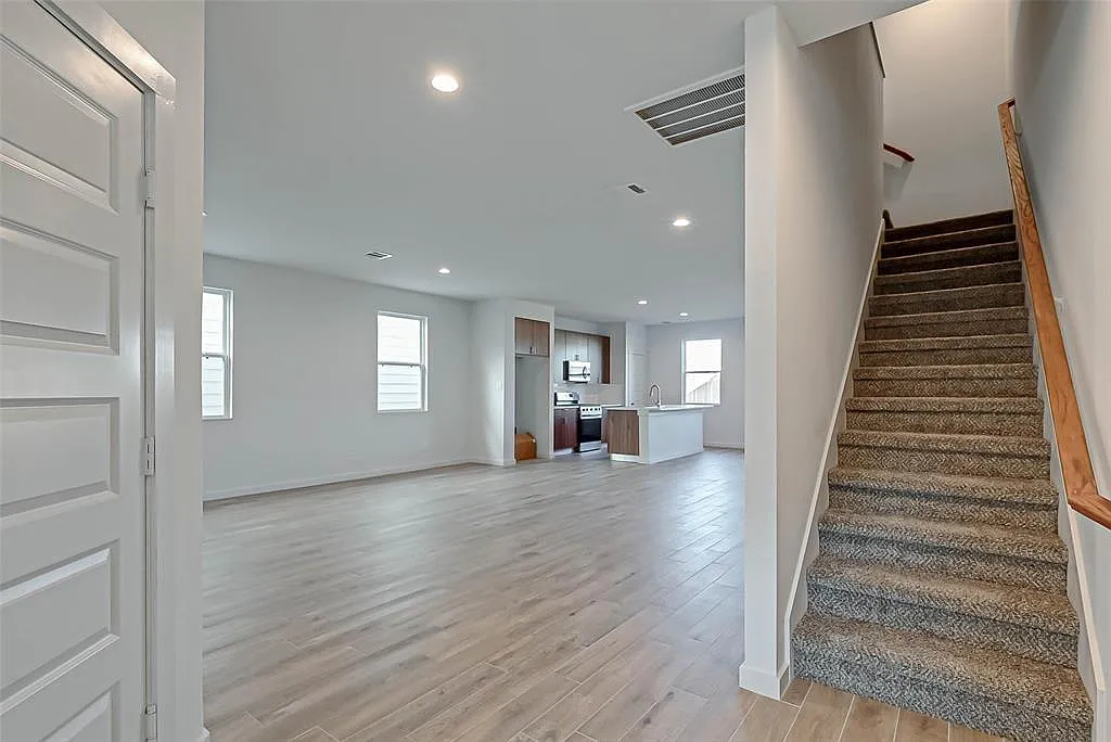 3 bed, 2.5 bath, 1887 sqft, $2,050 — Photo 3