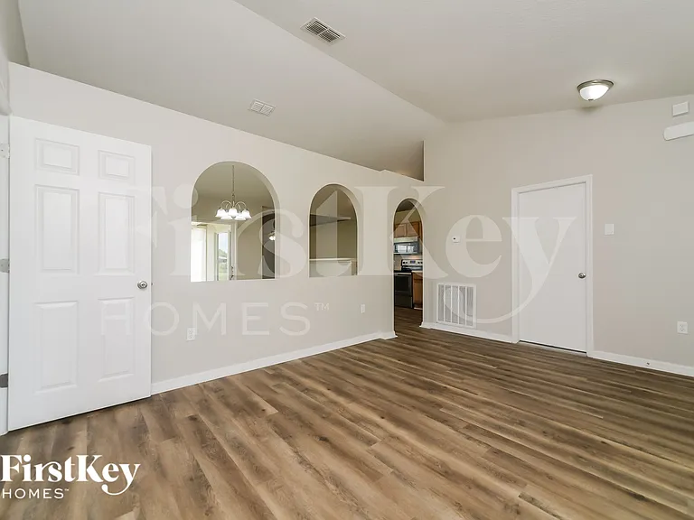 331 Columbo St — Photo 5