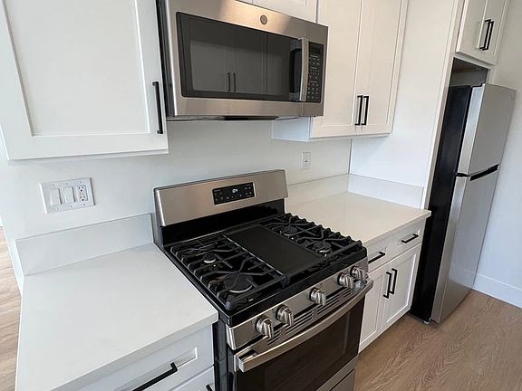 3rd image of 4159 Elenda St #8