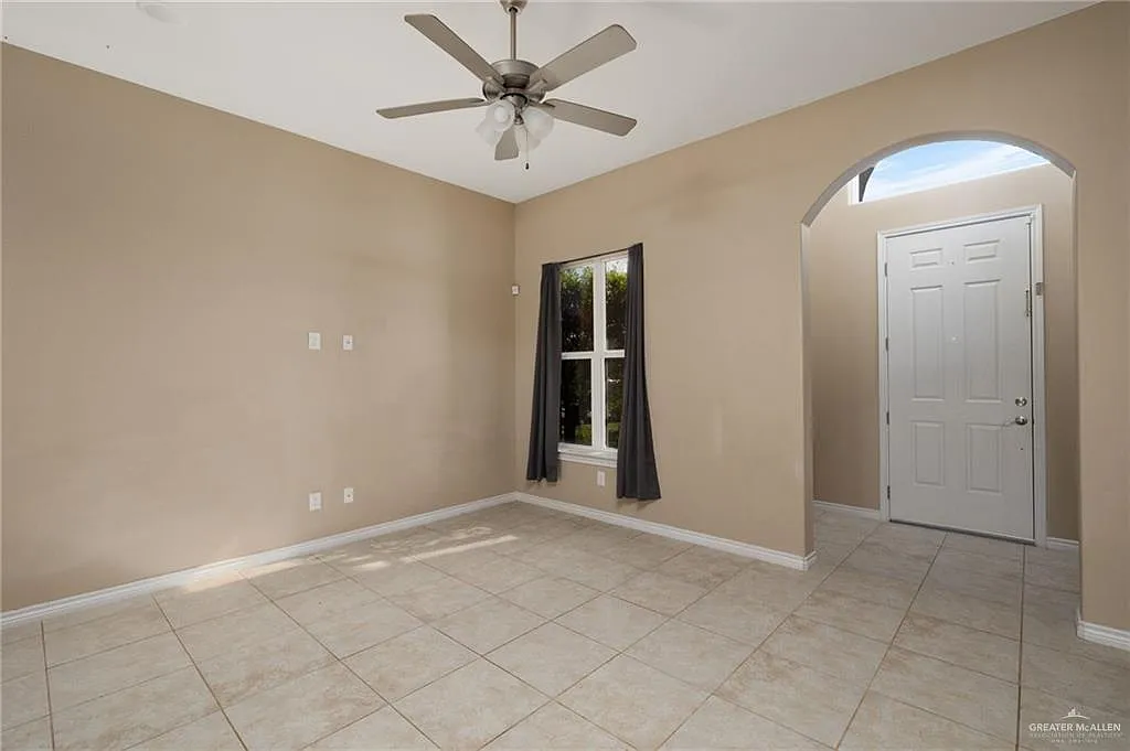 5 bed, 2.5 bath, 2284 sqft, $2,100 — Photo 3