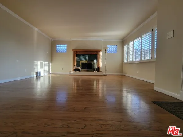 10706 Rhodesia Ave, Sunland, CA 91040