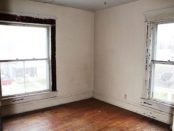 3rd image of 916 W 6th St