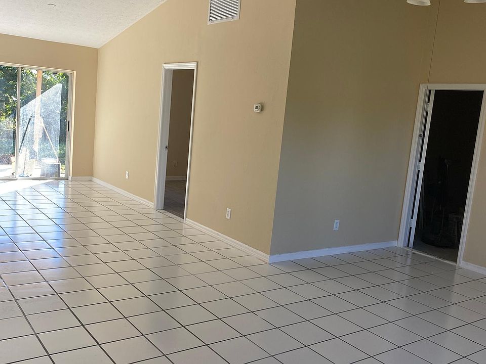 1st image of 652 SW Sarazen Ave
