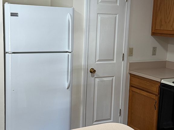 4th image of 1071 E Lexington Ave #1-28