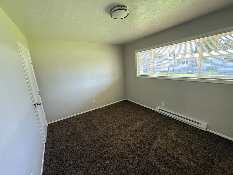 1031 & 1037 Ring St NE — Photo 6