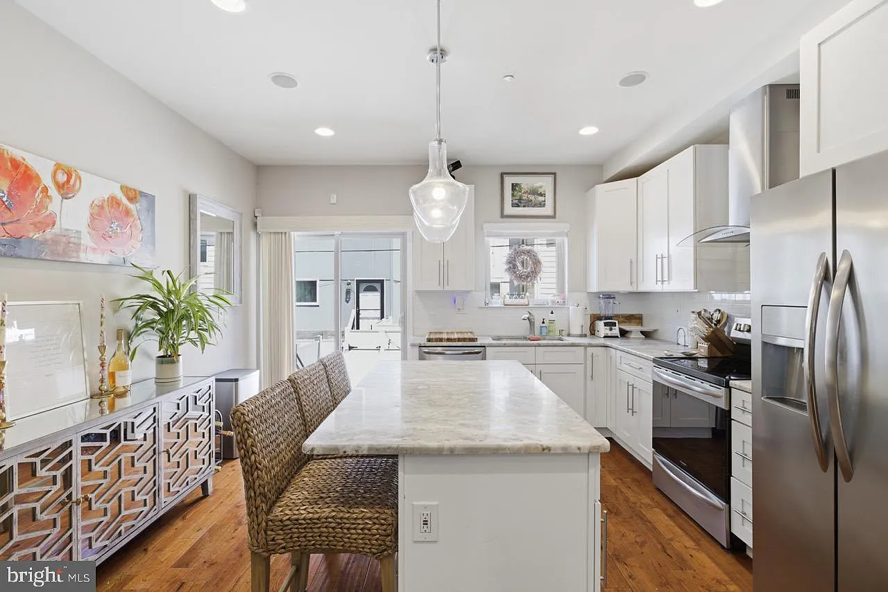 4 bed, 2.5 bath, 2200 sqft, $4,195 — Photo 3