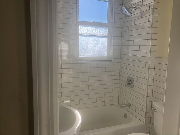 2nd image of 181 Bay 14th St APT 3R