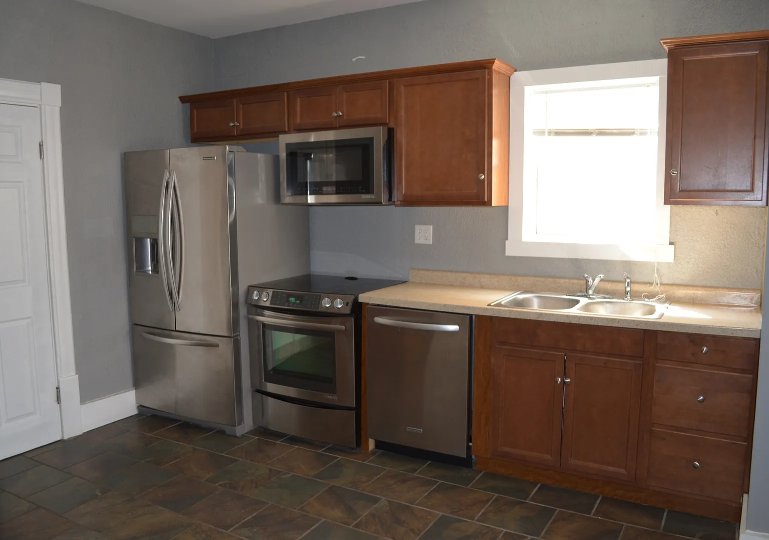 Downtown...Ground Floor — Photo 2