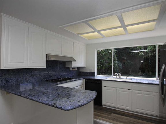 3rd image of 1543 Covington Ave