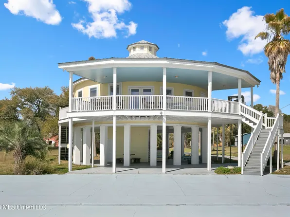 227 N Beach Blvd, Waveland, MS 39576