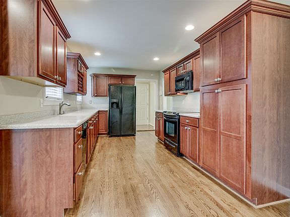 3rd image of 632 Bel Air Dr