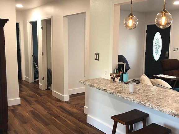 Eating bar pass thru to family room for convenience is great!