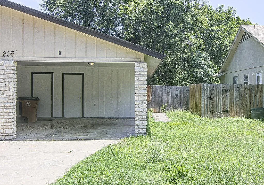 2 bed, 1.0 bath, 1804 sqft, $1,395 — Photo 1