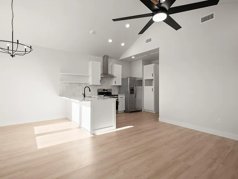 306 S Avenue P #B — Photo 14