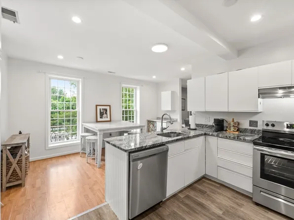 104 Hartford Ave E APT 3, Uxbridge, MA 01569