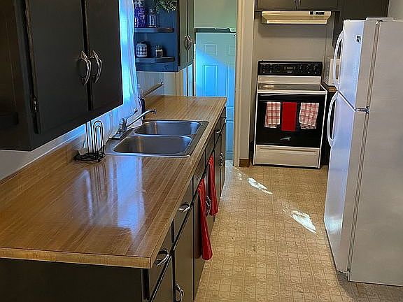 Cozy/Clean Kitchen 
