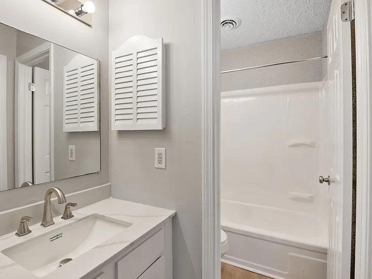 Colonial Pointe Apartments — Photo 14