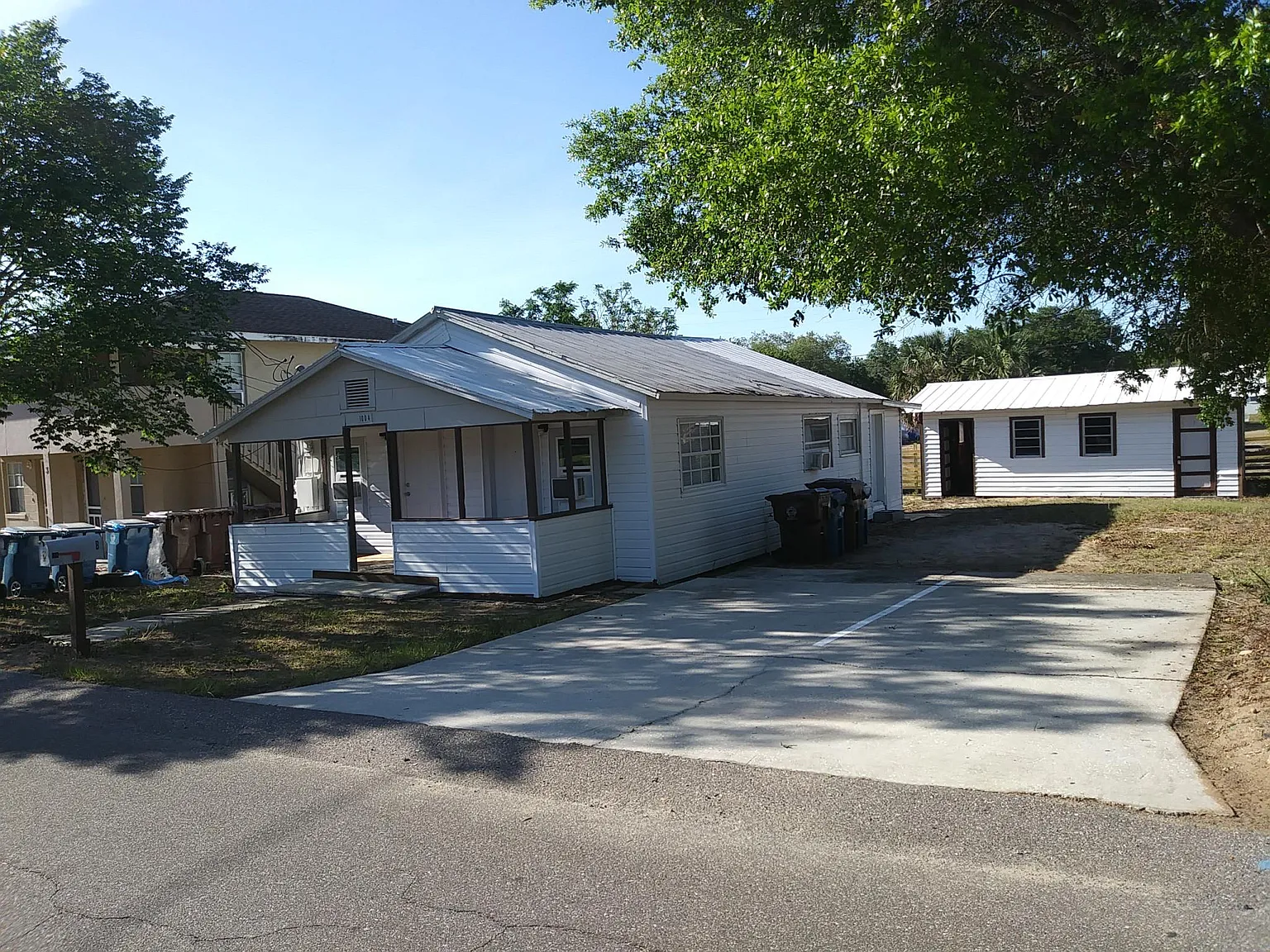 1004 Avenue E — Photo 2