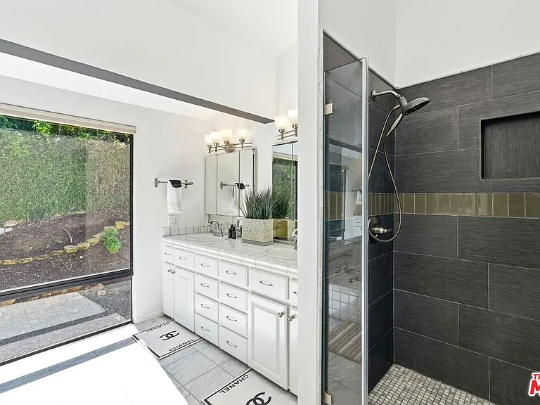 2350 Benedict Canyon Dr — Photo 25