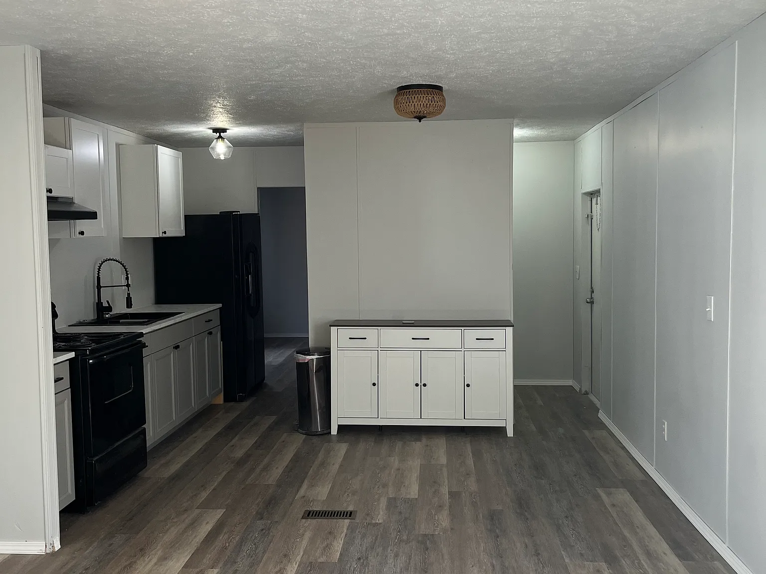 3 bed, 845 sqft, $1,000 — Photo 2