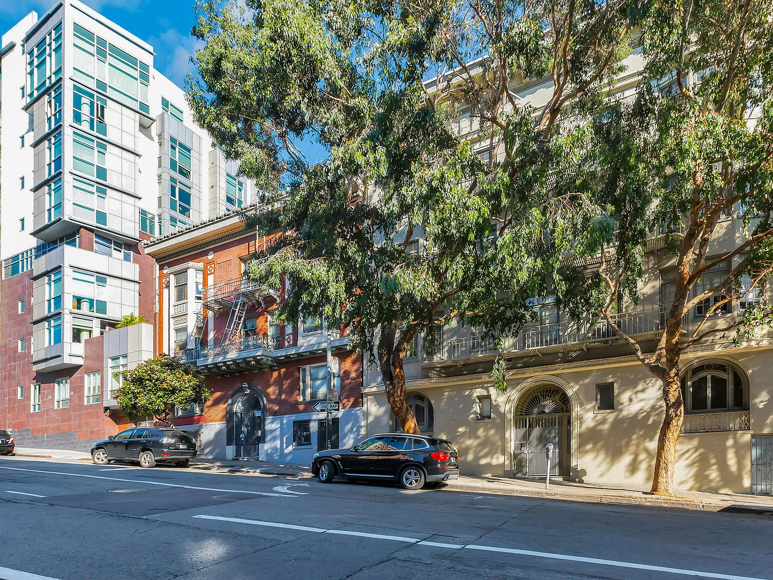1130 Larkin — Photo 4