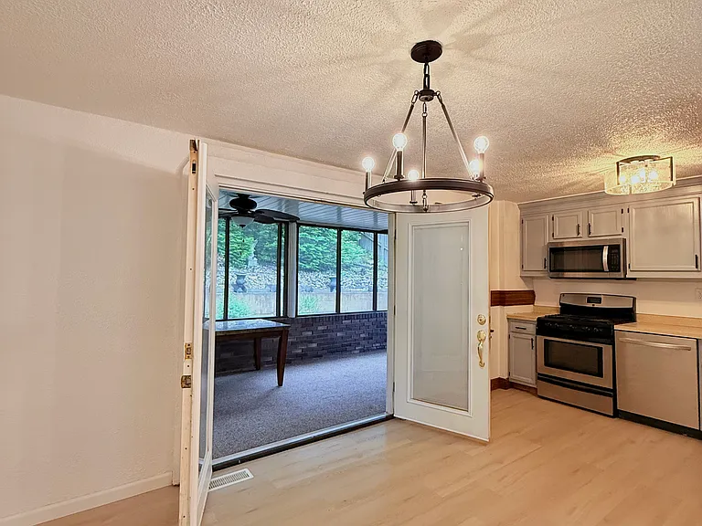 57 Zeller St — Photo 35