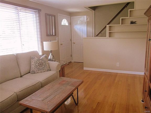 5th image of 102 W Dauenhauer St