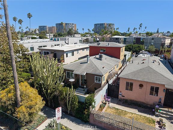 2nd image of 2405 Abbot Kinney Blvd