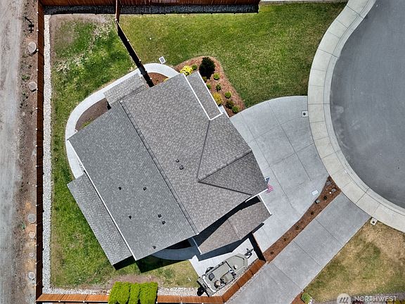 5th image of 513 Wellington Place