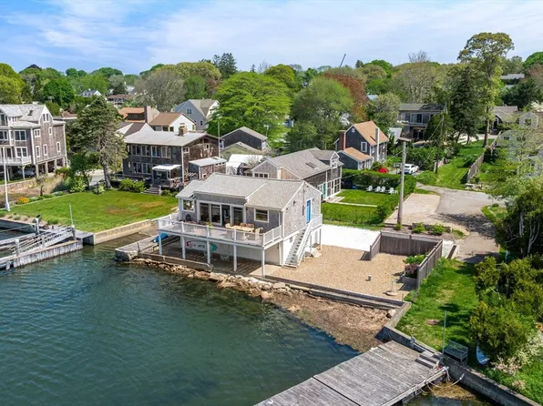 8 Bonneau Ct, Dartmouth, MA 02748