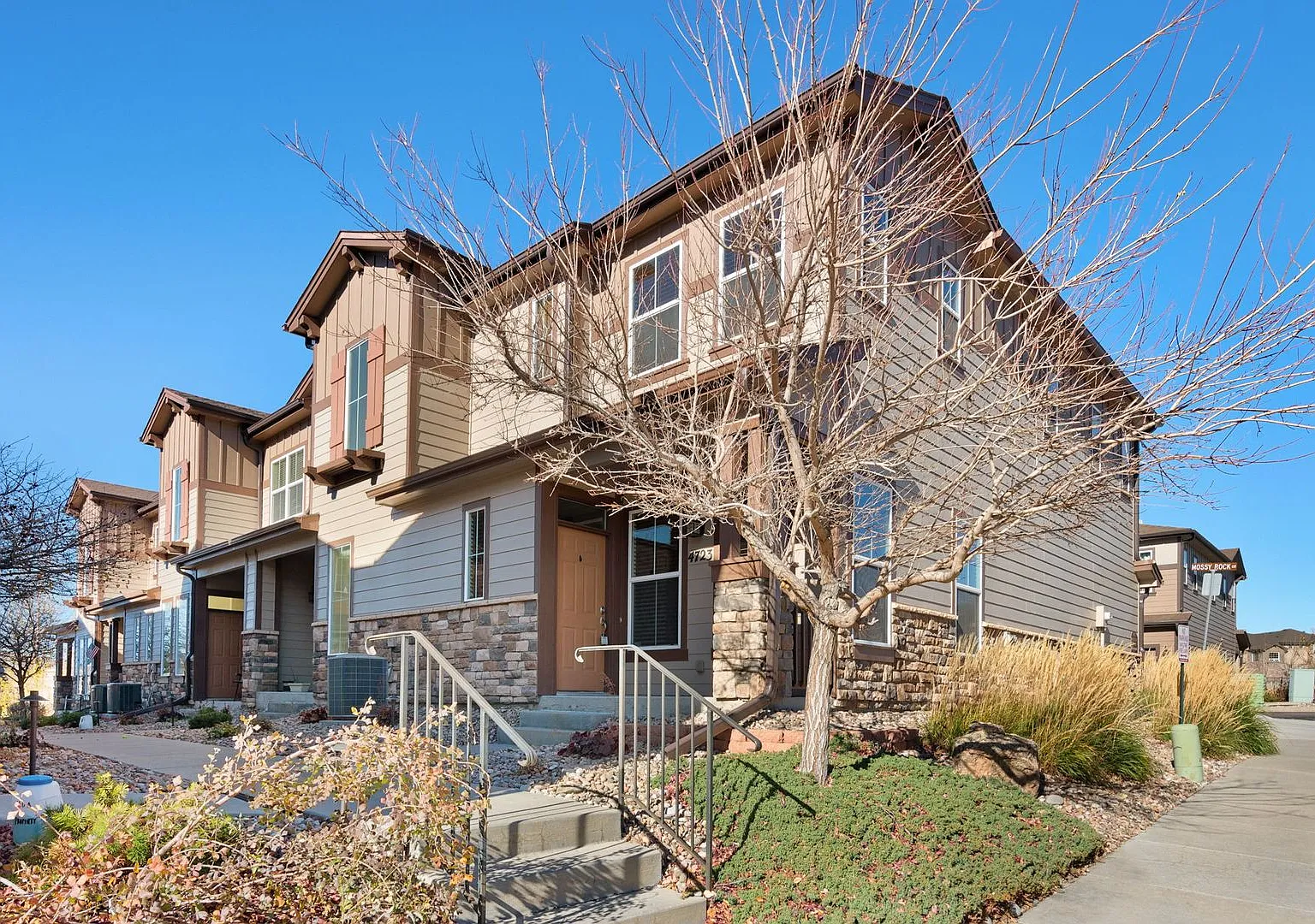 Beautiful 2 bdrm end unit with attach 2 car garage — Photo 1