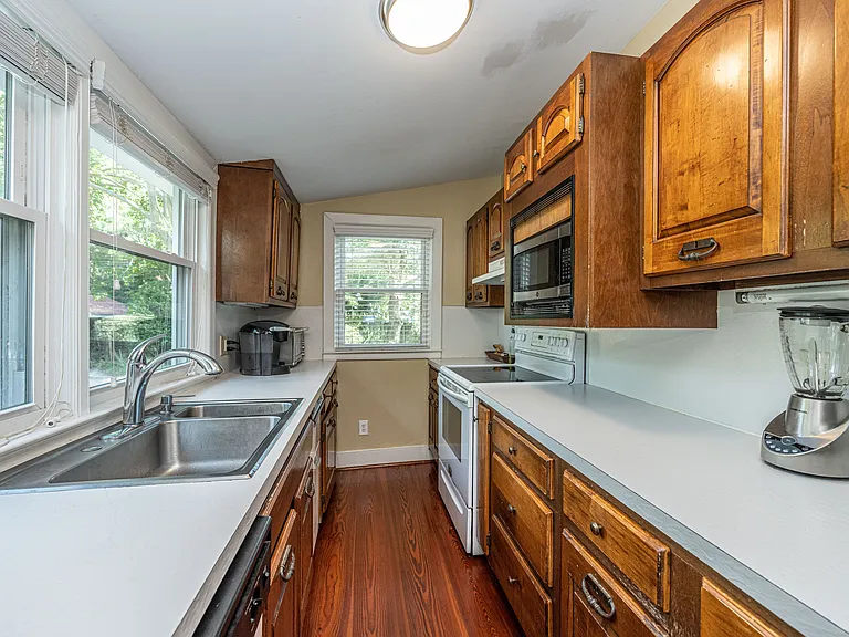 685 Folly Rd — Photo 3