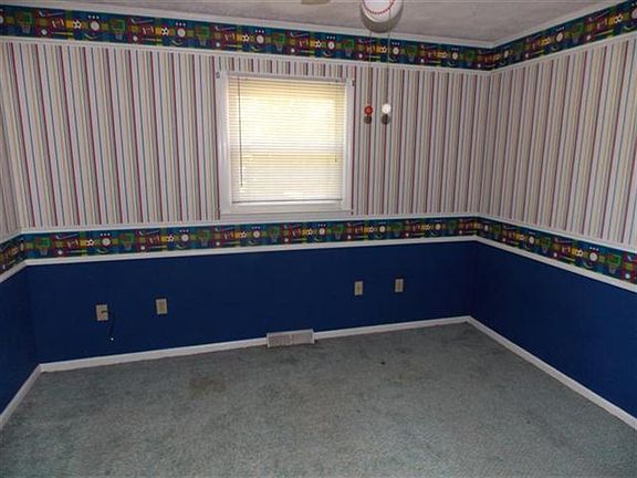 3rd image of 302 Hanly Ln