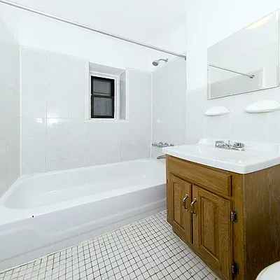 Rented by Metro Realty NY Inc | media 29