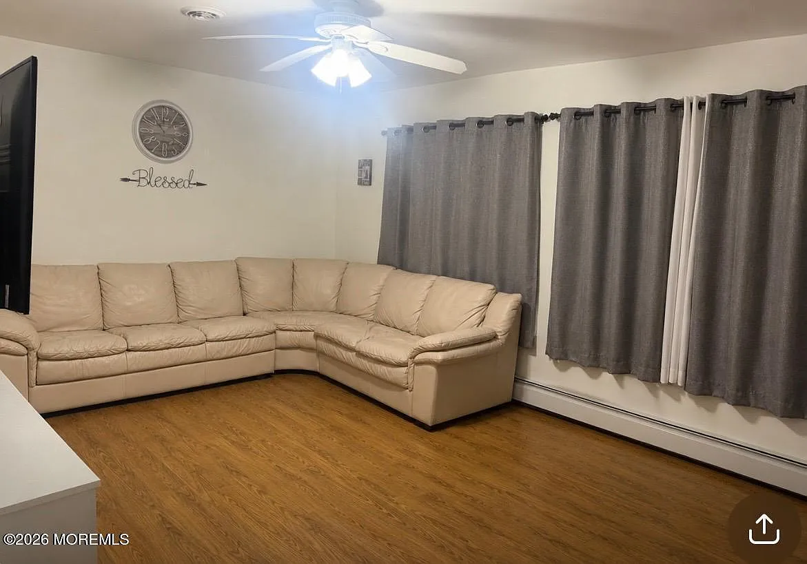 3 bed, 1323 sqft, $2,995 — Photo 4