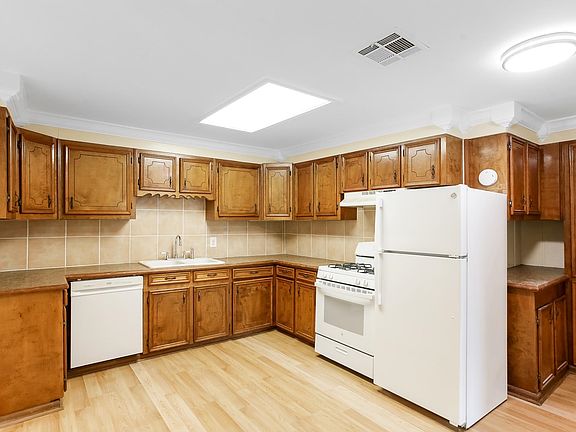 3rd image of 719 Adams St